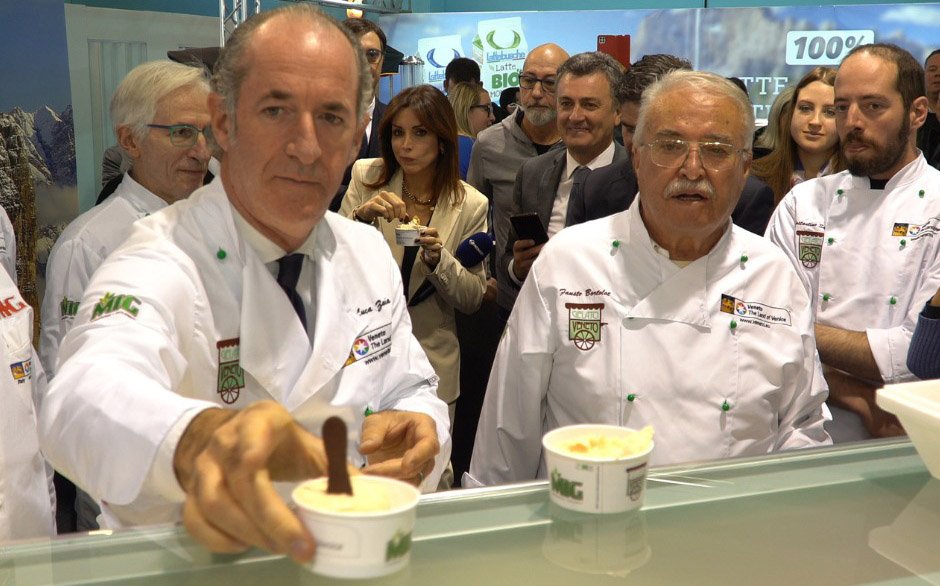 luca zaia serve gelato alla 62a mig 2022